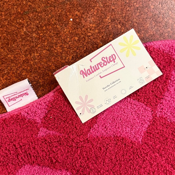 Lip-Shaped Bath Mat - Picture 3 of 5